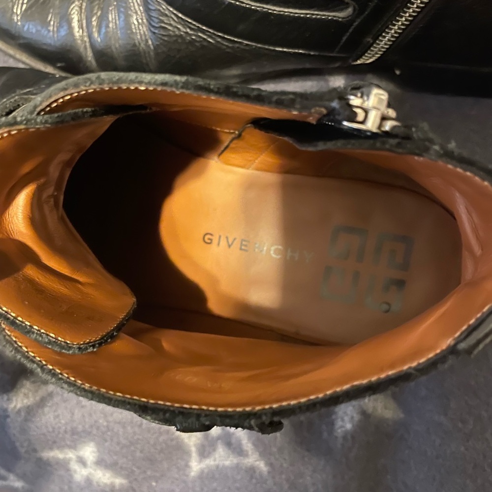 Givenchy men’s black leather chukka boots